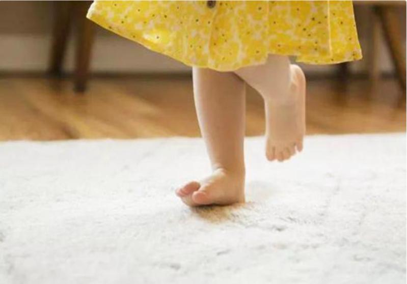 妈妈舍不得给孩子买鞋顶脚,孩子新买的鞋子顶脚怎么办