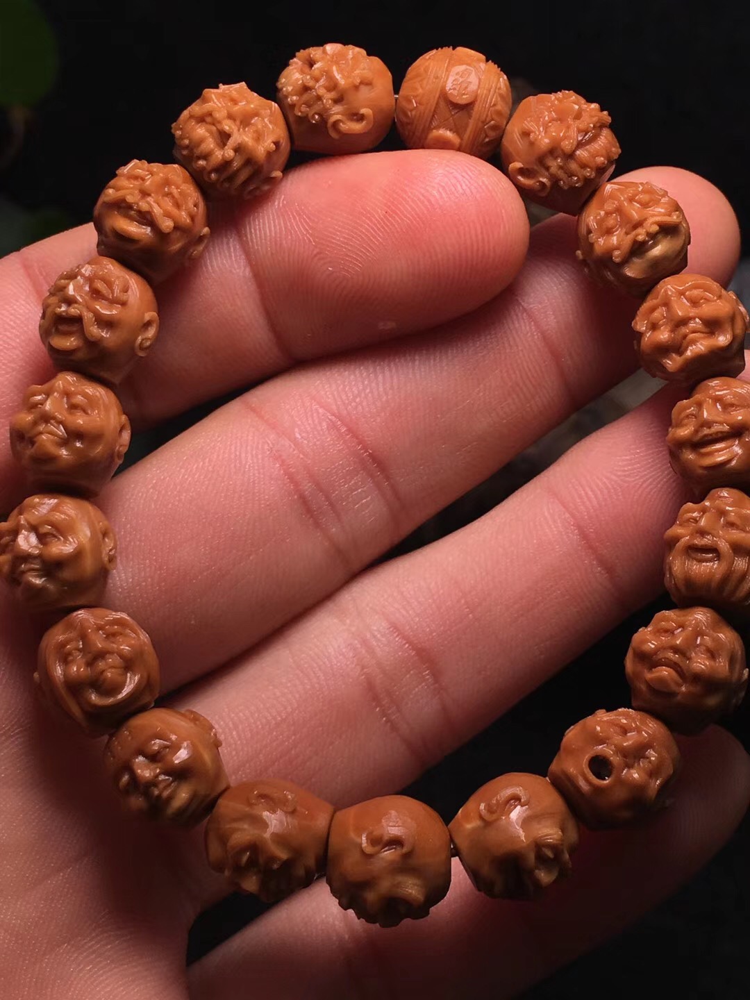 橄榄核雕手串上油盘还是干盘好看,玩文玩橄榄核雕要注意这三点