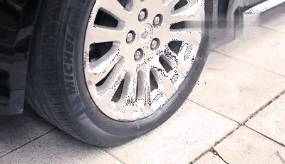 车轮胎侧面的小洞漏气了怎么办,汽车后轮胎有点漏气