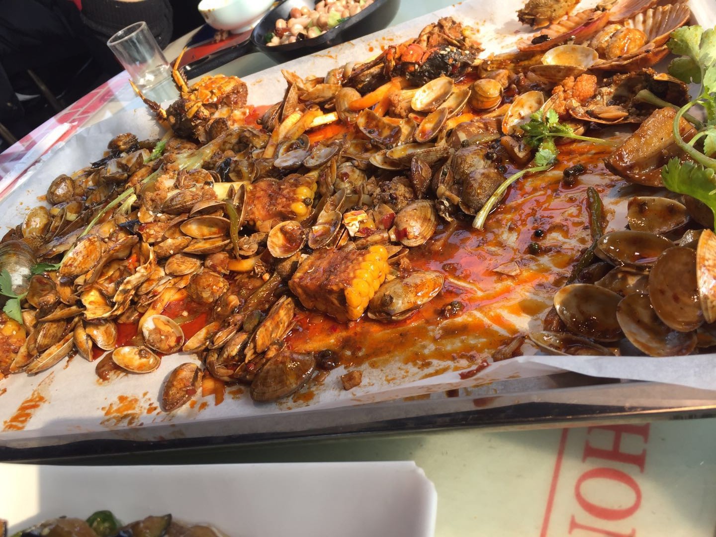 小哥送餐喂猪,餐厅用喂猪方式上菜