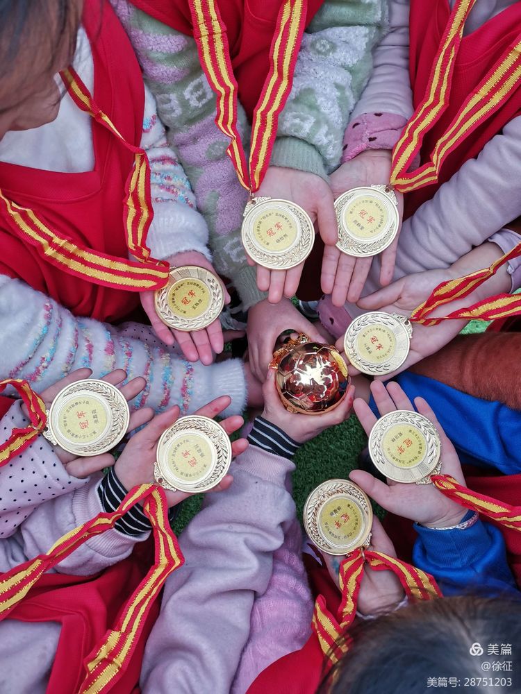 足球比赛小学足球联赛,足球少年展英姿