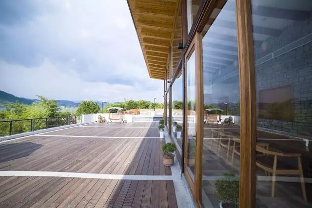 为钓鱼建房子,为了钓鱼在河边盖了房子