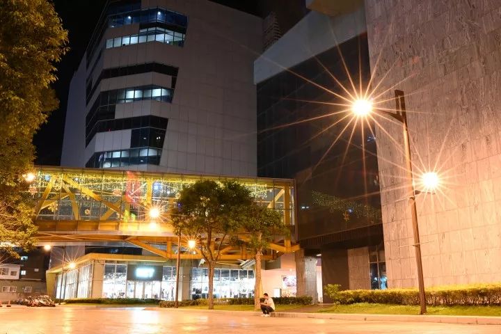 尼康35mmf1.4z卡口镜头质量如何,尼康z50配35mm1.8