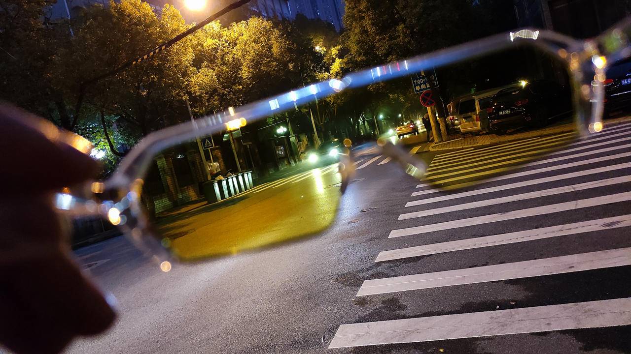 不仅解决开车人士长期困扰，它还能日夜两样感光变色