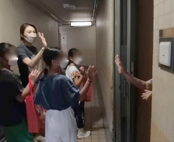 黎姿为双胞胎女儿庆祝一周岁生日,黎姿49岁生日庆生照