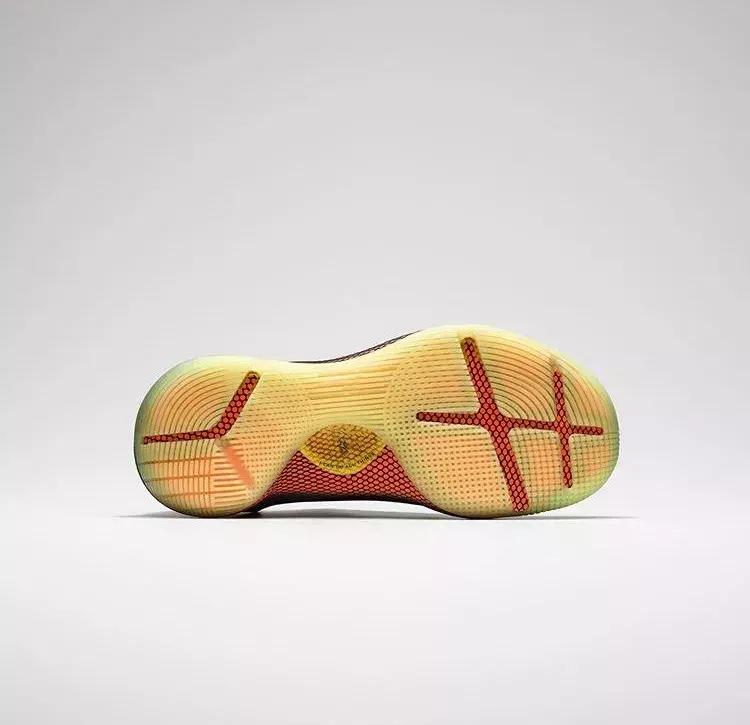 库里4flow鞋底会不会发光,库里hovrsplash蓝色鞋底