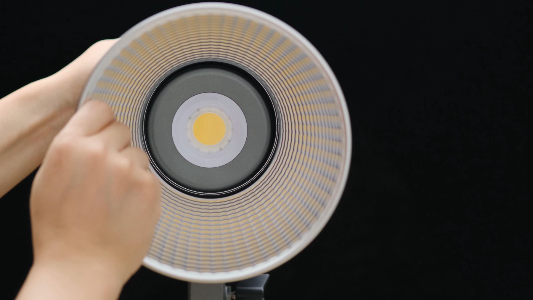 艾蒙拉100d和艾蒙拉100x,爱图仕艾蒙拉灯