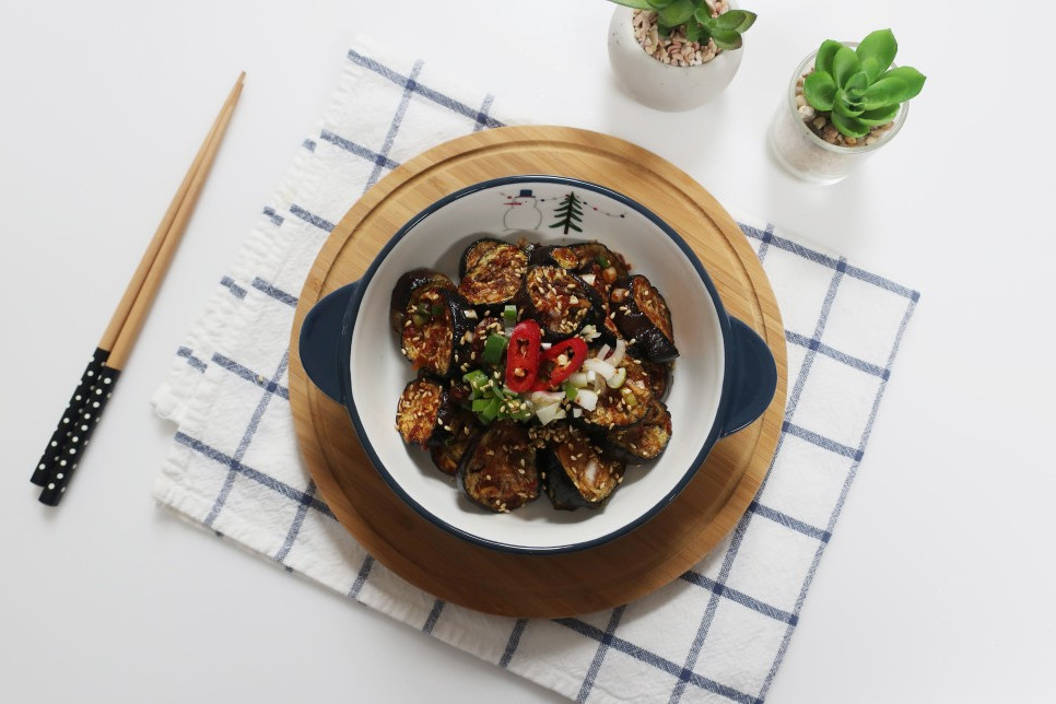 酸辣烤茄子教程,不辣的蒜蓉烤茄子做法