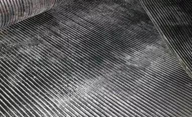 橡胶制品有裂缝,橡胶表面一层白色物是什么原因