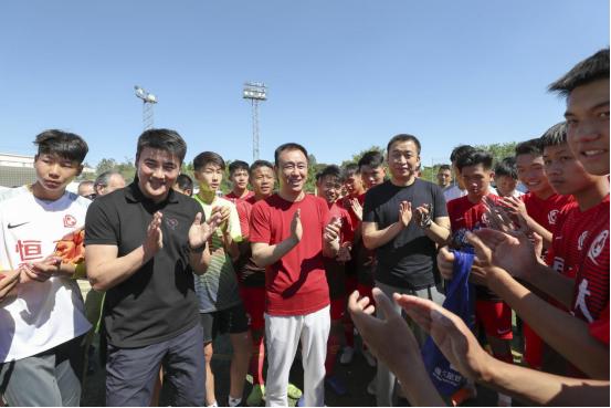 武磊说要为中国足球带来更多信心,许家印亮相马德里为国足小将助威