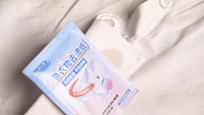 衣服被油渍弄脏了可以用什么弄掉,白t恤发黄油渍怎么洗才能洗白