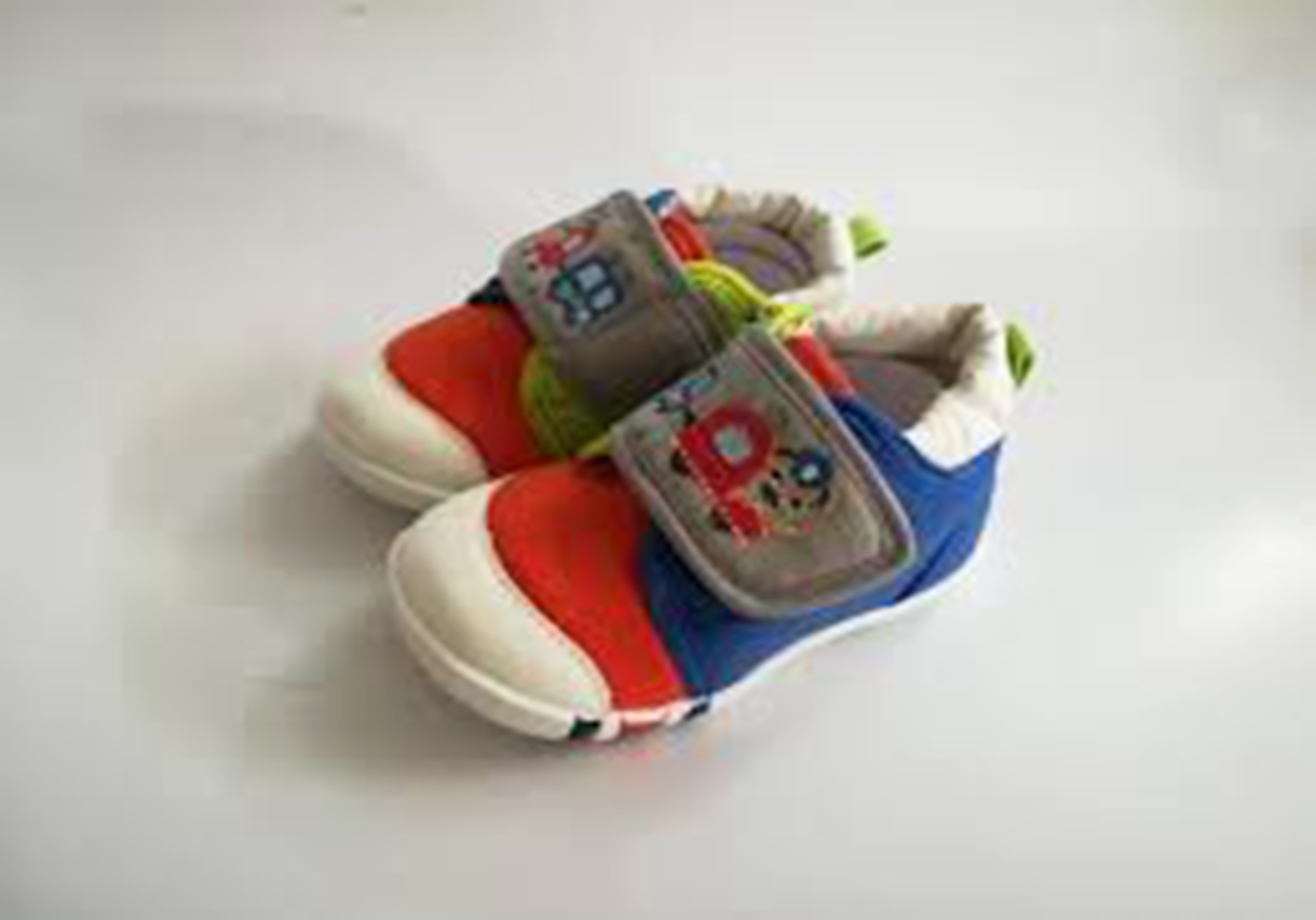 五岁儿童穿高跟鞋脚变形,五岁女孩脚趾变形