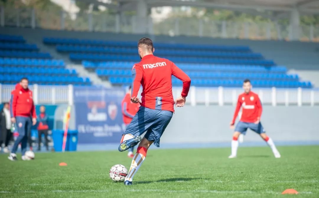 七彩云南国际足球邀请赛在昆明揭幕:红星和沙尔克04上演进球大战