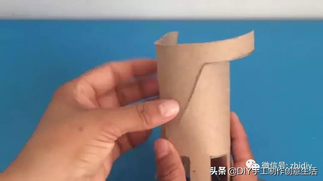 用白纸做个可爱的咩咩羊,用纸折一个可爱的小山羊