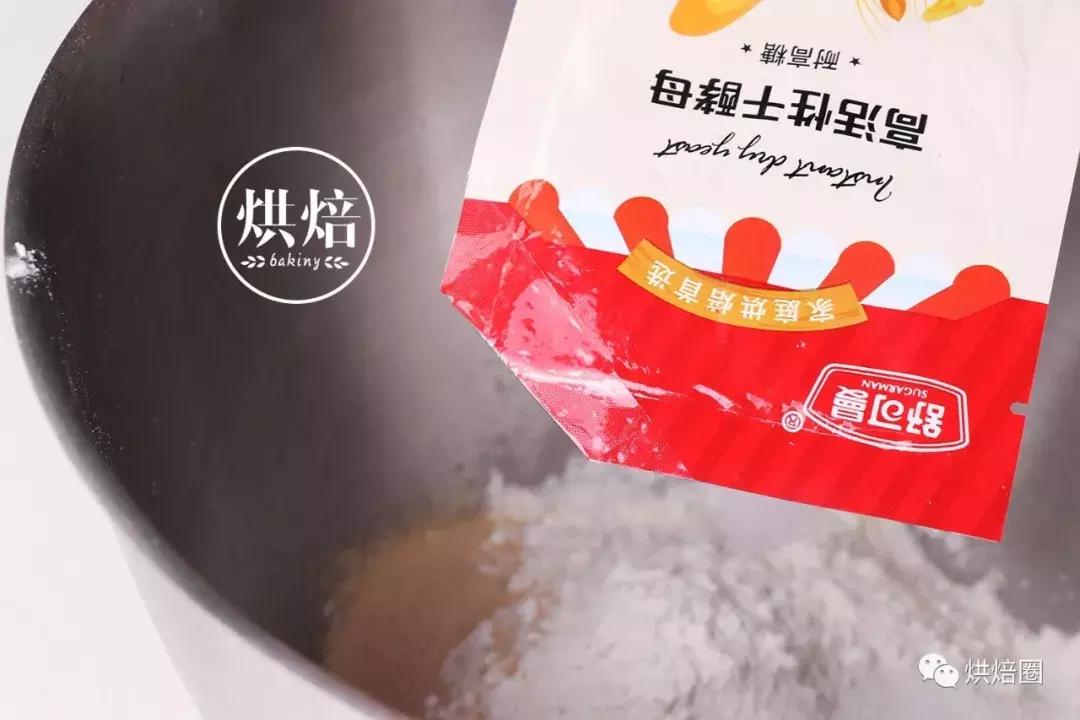 像这样把饼干皮覆在面包上就能烤出一大波孩子都爱的刺猬面包~