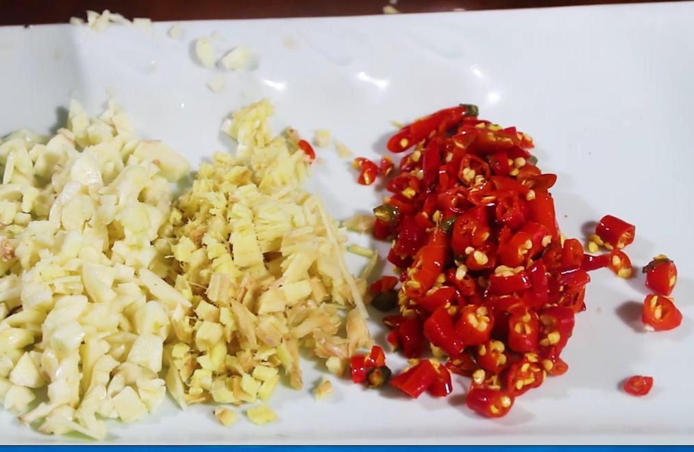 把整只猪脚往锅里一扔，做法和诀窍都告诉你，出锅馋得流口水