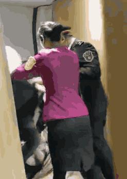 电梯里被拖行网红博主自曝遭家暴,电梯内被暴打的美妆博主