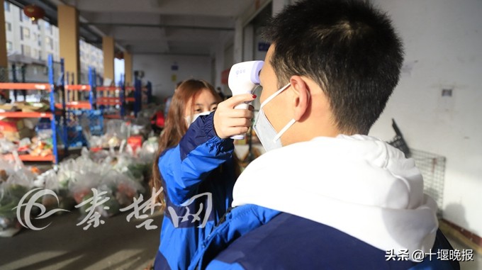 网上下单楼下提菜十堰10家电商进行社区“无接触配送”