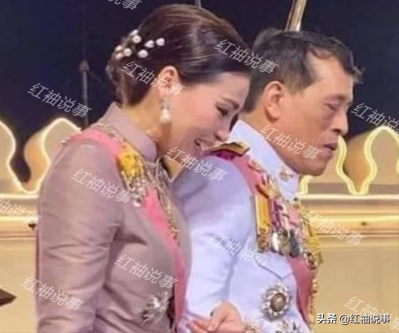 泰王终于插手宫斗！晒情侣装力挺苏提达，敲打诗妮娜别觊觎后位