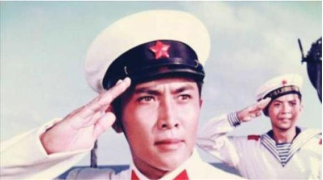 1990年，唐国强提出离婚，原配孙涛上吊自尽，曾被送往疯人院