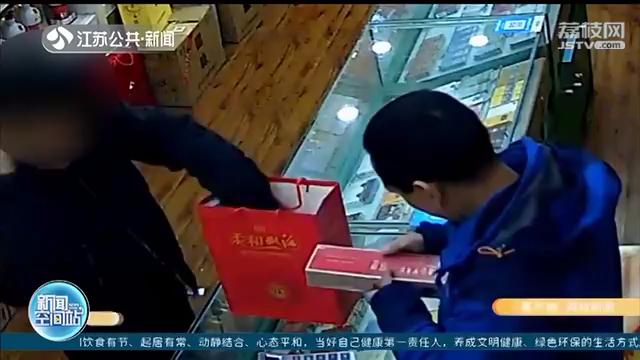 外包装是苏烟，拆开来是红河，“真皮假瓤”专坑烟酒店