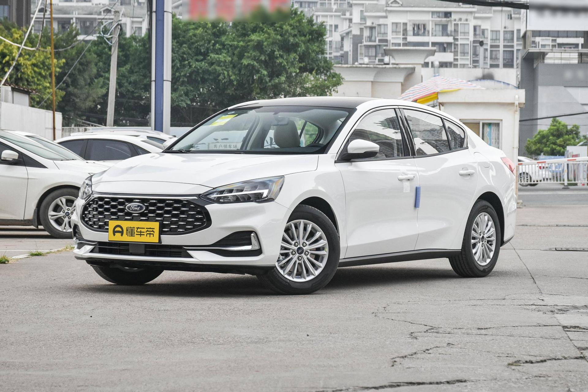 09福克斯1.8t两厢和三厢的区别,福克斯三厢买哪个版本性价比高