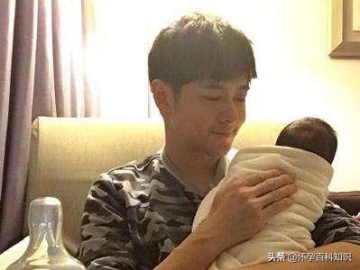 正确的宝宝拍嗝姿势,给宝宝拍嗝的正确姿势与力度