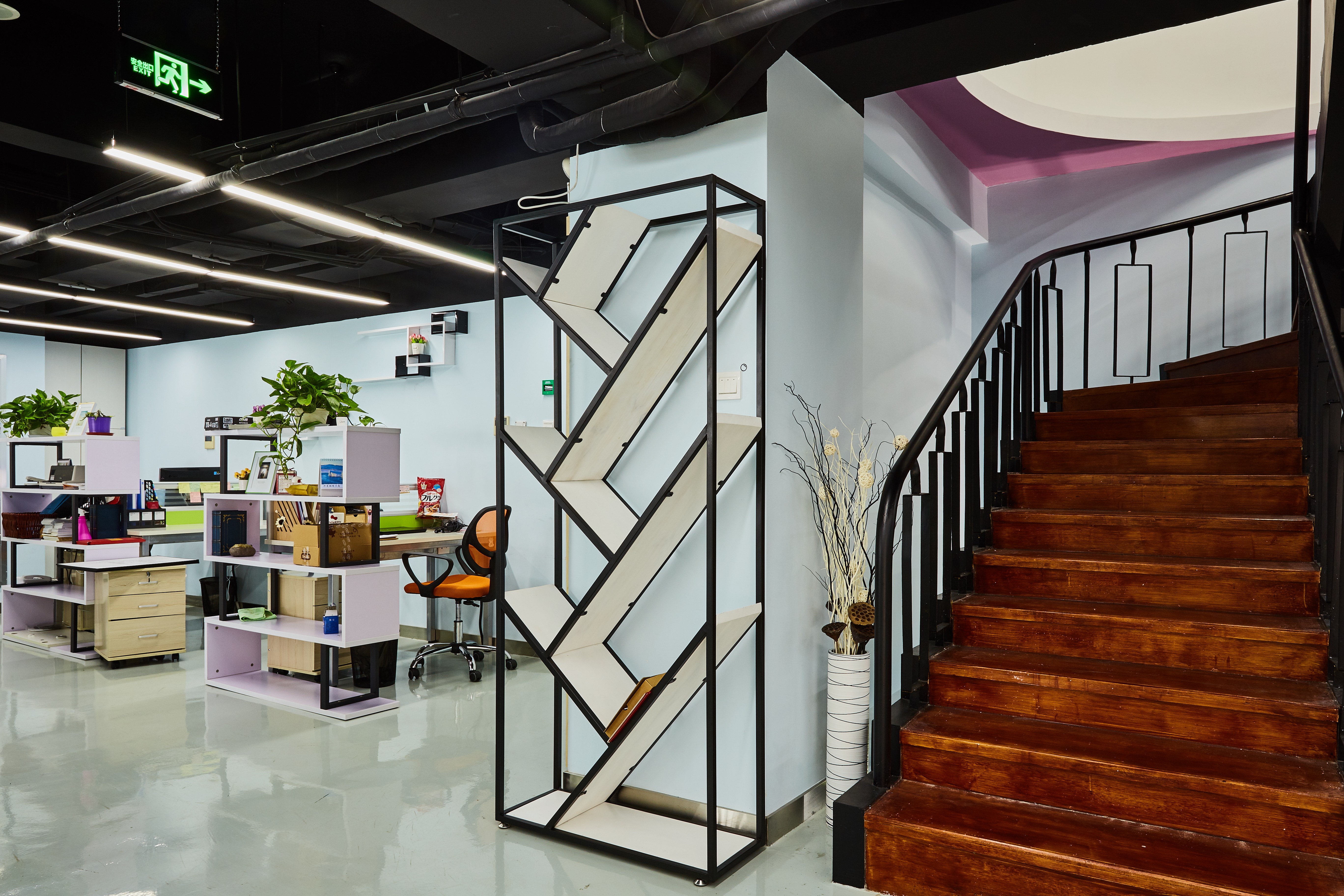 乳胶漆和壁纸哪个甲醛少,乳胶漆与壁纸哪个更划算