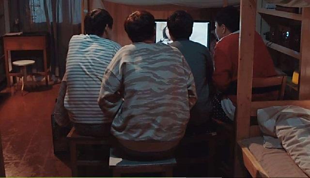 巴西艺术家行为艺术，母女行为引路人争议，网友：性教育很重要