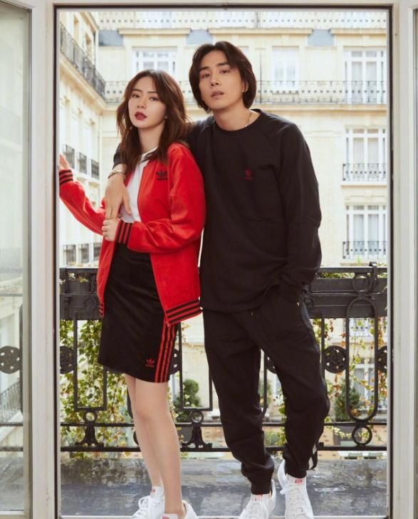 戚薇夫妇甜蜜视频,戚薇穿搭运动鞋