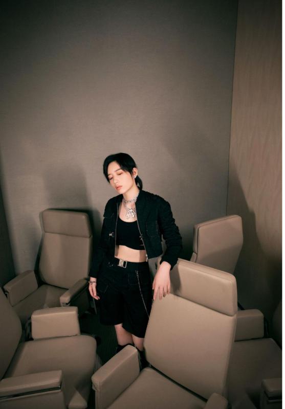 李斯丹妮的机车造型是真的辣，露腰又露腿，身材好果然敢穿