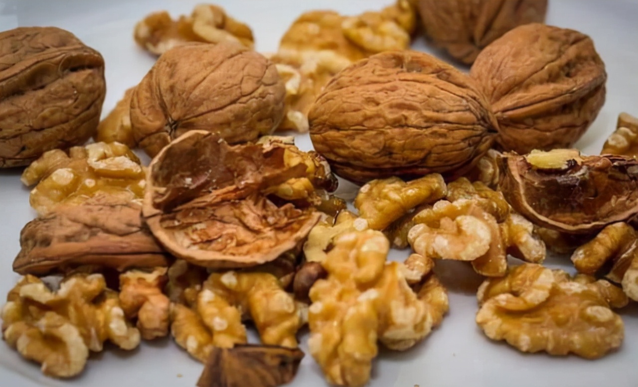 经常吃核桃对身体有什么好处,长期吃核桃的好处和坏处