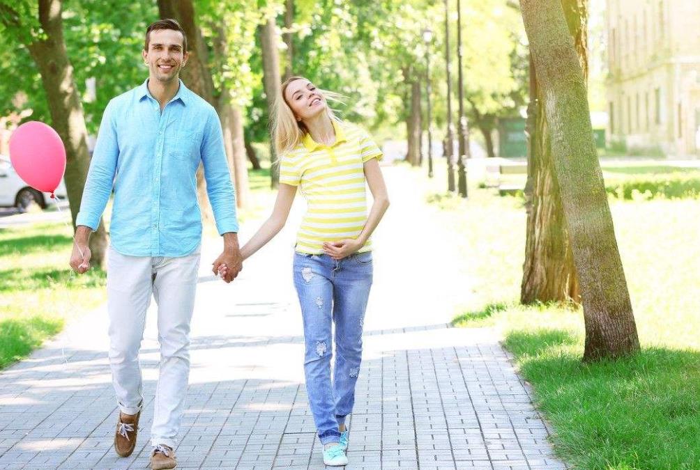 水果姐怀孕六个月挑战唱跳,体态丰腴却自信满满,宛如一个女英雄