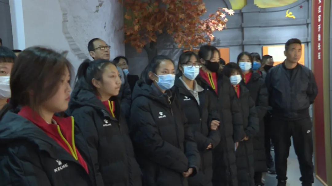 甘肃省青少年校园足球联赛酒泉市代表队瞻仰红军会宁会师旧址