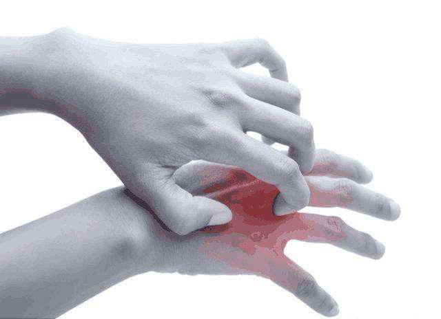 一到春夏手脚就有水泡怎么搞,一到夏天手脚上就起小水泡特别痒