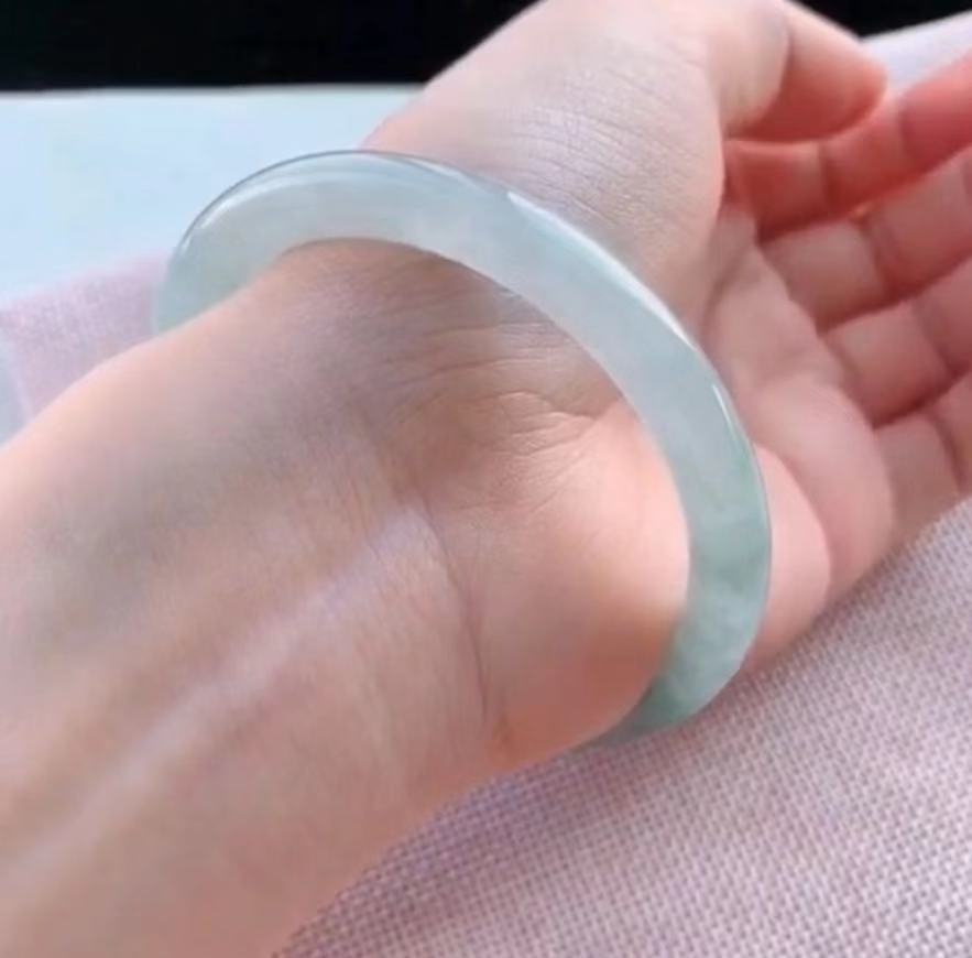 翡翠手镯基本知识大全,翡翠手镯的鉴赏方法和技巧