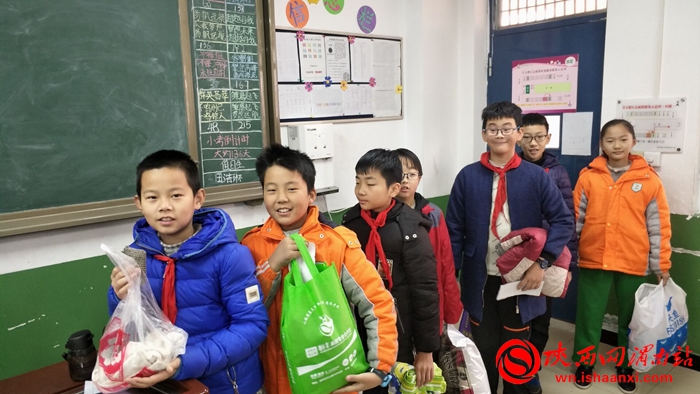 东关小学爱心捐赠活动,学校爱心捐赠公益活动简讯