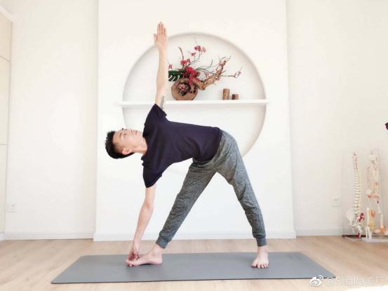 身材超好的大男神，展现男友力瑜伽合集，这样的瑜伽教练我也要