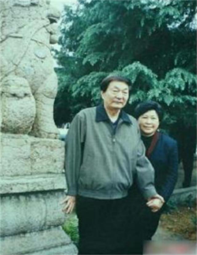 走近*镕基朱**及其家人：妻子劳安很“可爱”