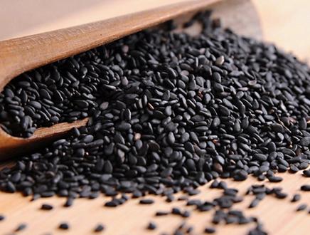 头发干燥枯黄还老是掉？其实头发这样养，黑亮柔滑不掉发！