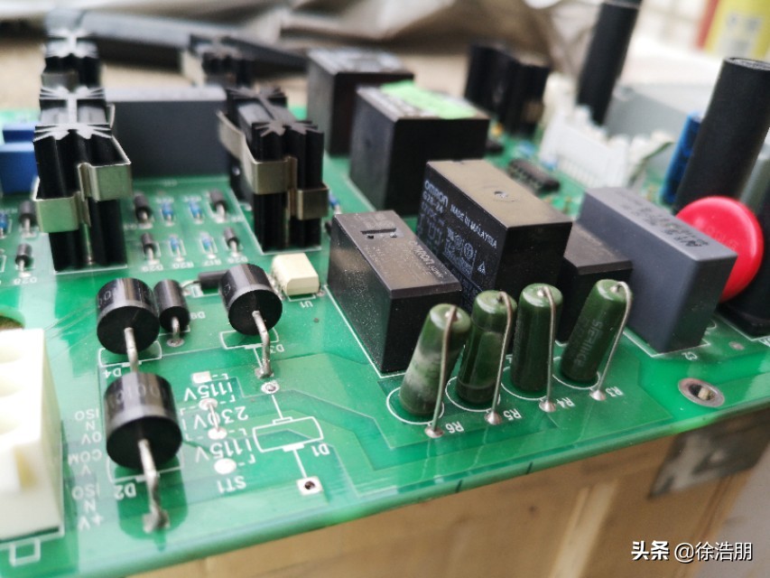 牙科口腔全景机一开机就跳闸，小伙子看一眼就知道哪儿坏了……