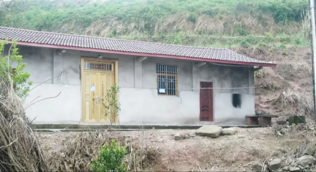 八九十年代的老瓦房,长年无人居住,确权登记时户主该写谁的名字