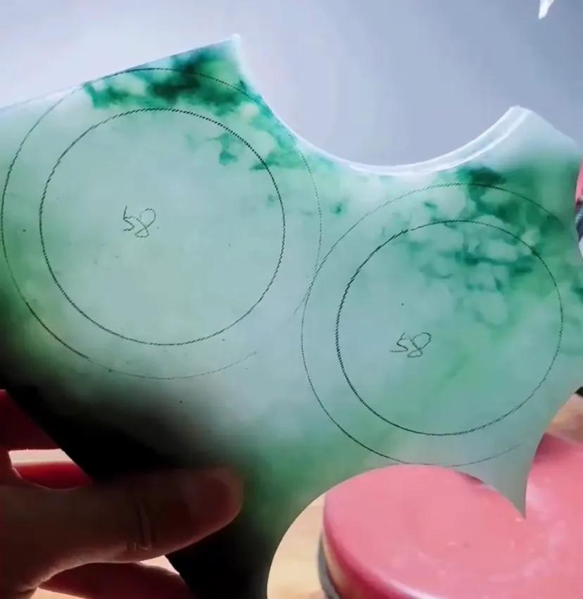 翡翠手镯的颜色怎么区分贵和便宜,戴一点阳绿翡翠手镯贵不