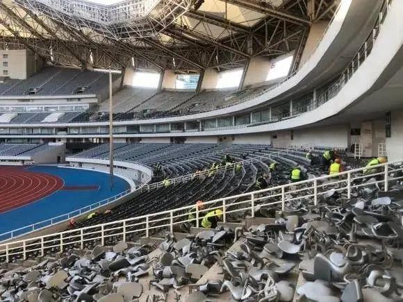 跑道翻新全过程视频,跑道看台翻新