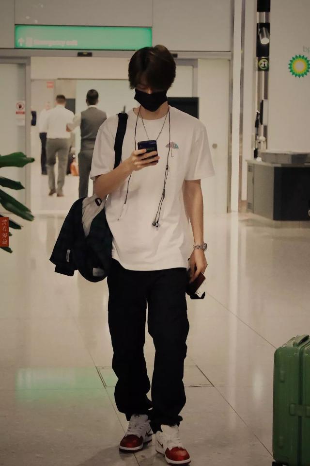 谁说王一博只是赛车男孩，除了摩托车和头盔，他还有个烧钱的爱好