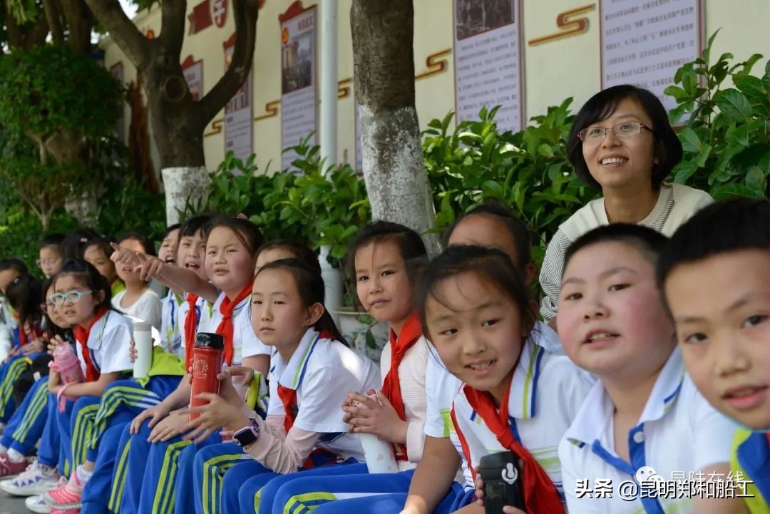 有限的场地无限的足球--新迎二小首届昆陆敦搏杯班级足球联赛开幕