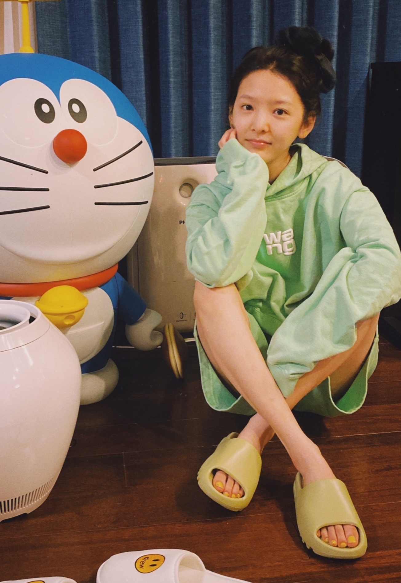 章若楠穿黑色马甲照片,章若楠穿搭生活照