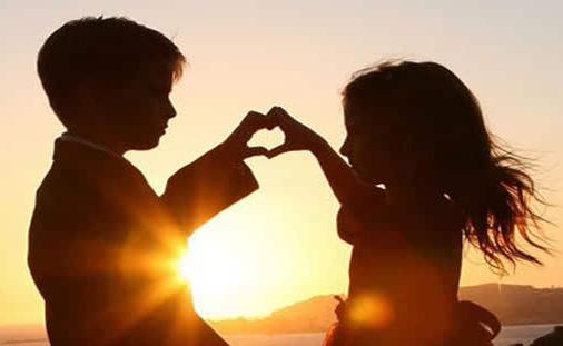 孩子好奇触摸*处私**，是对身体的探索，父母的态度决定他对性的认识