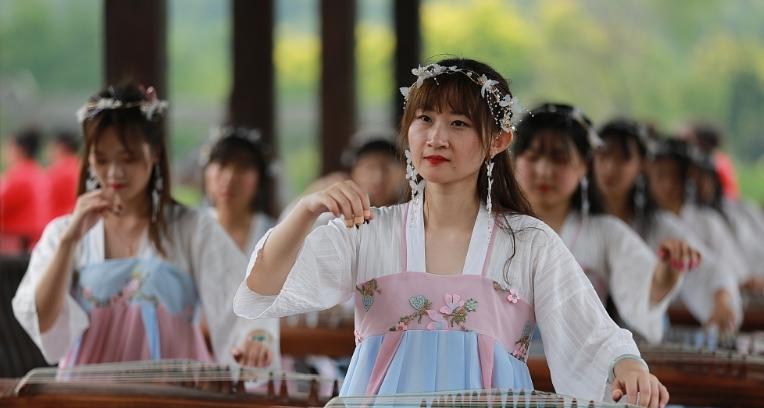 古筝比赛一般用什么古筝,古筝比赛用4000元的古筝弹奏