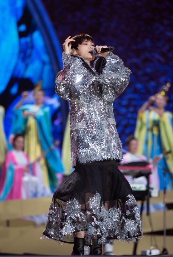 李宇春身着复古蕾丝衬衫,李宇春的舞台装真时髦